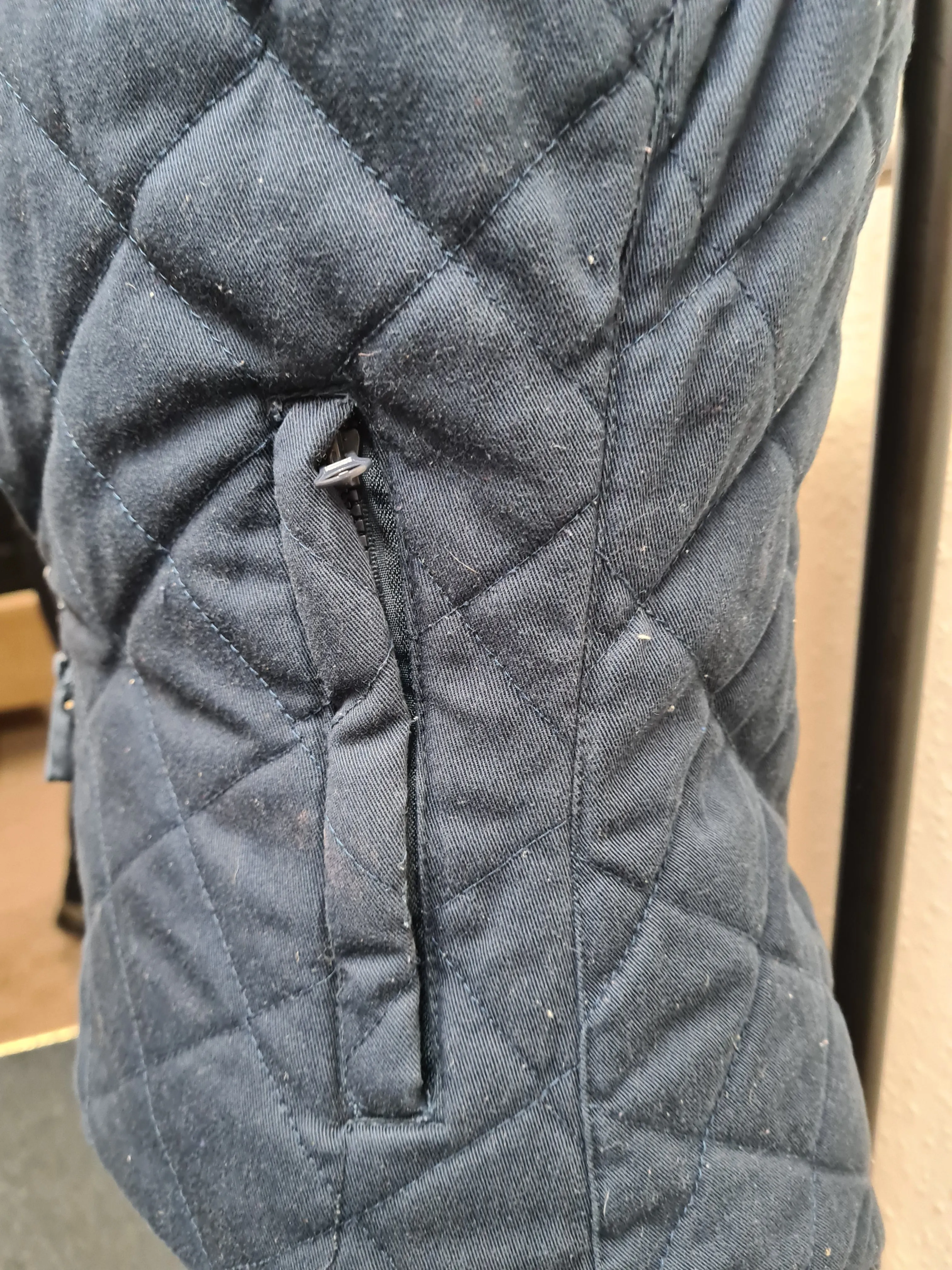 Size 8 hi vis reversible gilet  FREE POSTAGE  🟢